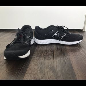 New Balance 520 v3 Size 8.5Men’sblack/white/red